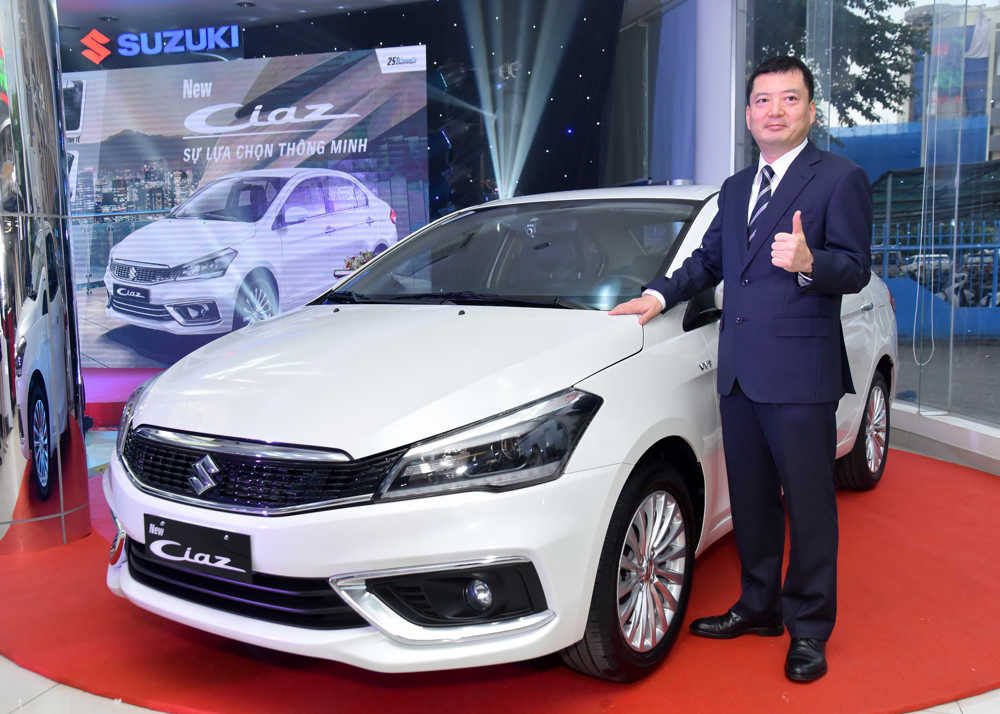 Ông Takahasa - Tổng giám đốc Việt Nam Suzuki đứng bên cạnh xe Ciaz mới